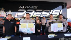 Polisi menangkap dua wanita penipu penjualan kontrakan fiktif di Bekasi. Polisi mengungkap awal mula kasus yang merugikan korban hingga Rp 4,1 miliar ini. (Foto: dok. Istimewa)