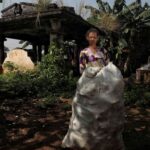Di sela nisan tua Kuburan Cina Kebon Nanas, Jakarta Timur, puluhan warga membangun hidup dalam sunyi, menanti keadilan di antara bayang pembangunan kota.