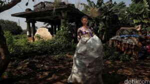 Di sela nisan tua Kuburan Cina Kebon Nanas, Jakarta Timur, puluhan warga membangun hidup dalam sunyi, menanti keadilan di antara bayang pembangunan kota.