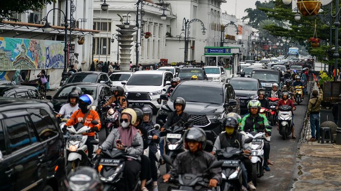 Vehicles stuck in traffic on Asia Afrika Street, Bandung, West Java, Saturday (5/25/2024). The long holiday and joint leave for Vesak Day 2568 caused heavy congestion on several main roads in Bandung due to an influx of tourists from various regions.