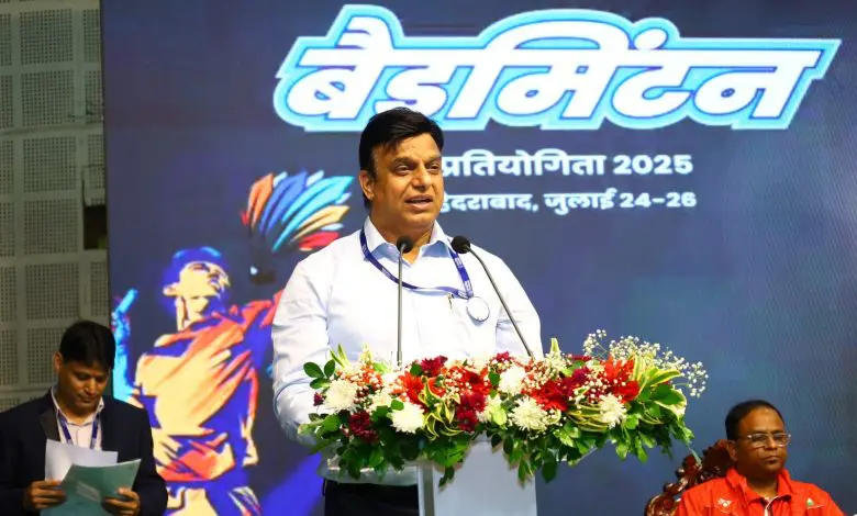 उद्घाटन कार्यक्रम को संबोधित करते अतिथि।