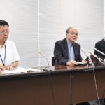 報告書について説明する座長の佐藤さんら（中央）＝６月３０日、県庁