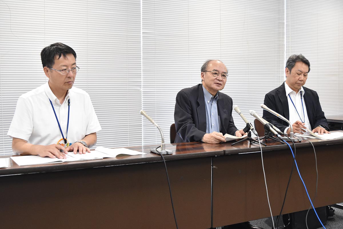 報告書について説明する座長の佐藤さんら（中央）＝６月３０日、県庁