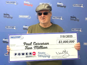 Người đàn ông trúng 2 triệu USD sau khi vô tình mua 2 tờ vé số Powerball giống hệt nhau - Ảnh: Powerball