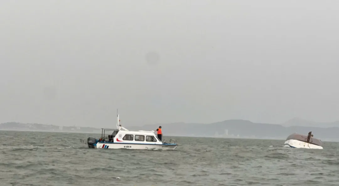 Quang Ninh provides details on tourist boat capsizing and rescue efforts