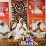 शाहअलीबंडा स्थित ऋषभ आराधना भवन में आयोजित प्रवचन सभा को संबोधित करतीं स्नेहांजनाश्रीजी म.सा. आदि ठाणा-4।