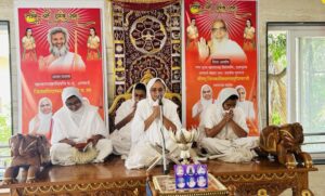 शाहअलीबंडा स्थित ऋषभ आराधना भवन में आयोजित प्रवचन सभा को संबोधित करतीं स्नेहांजनाश्रीजी म.सा. आदि ठाणा-4।