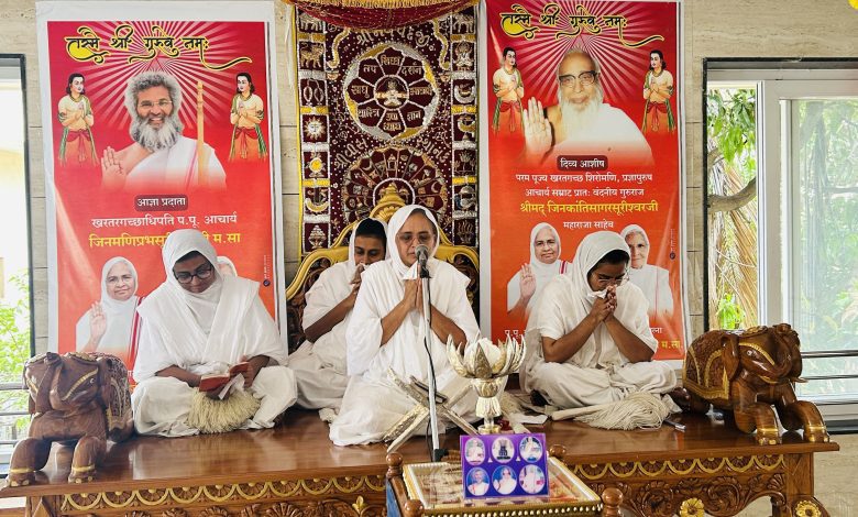 शाहअलीबंडा स्थित ऋषभ आराधना भवन में आयोजित प्रवचन सभा को संबोधित करतीं स्नेहांजनाश्रीजी म.सा. आदि ठाणा-4।