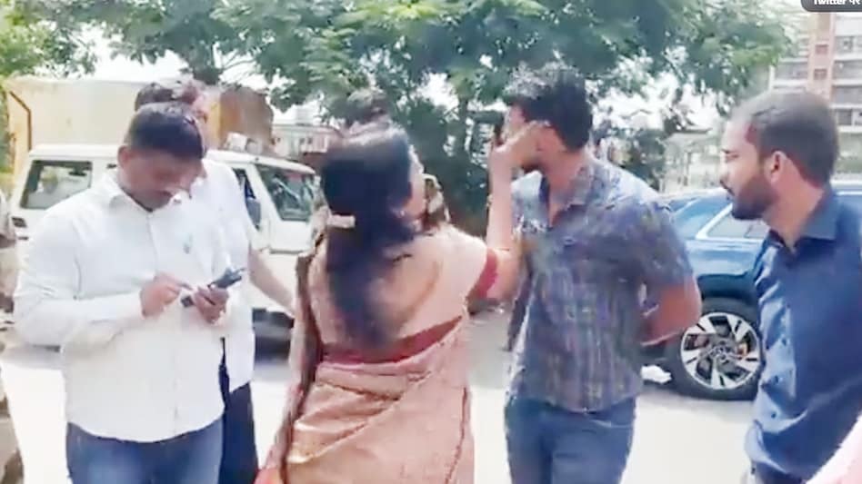विधायक गीता जैन ने महानगरपालिका के इंजीनियर को मारा थप्पड़
