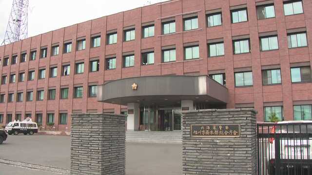 北海道・旭川東警察署は2025年7月25日、住所不定無職の男（22）を無免許運転の疑いで現行犯逮捕しました。