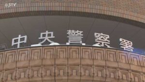 札幌・中央警察署は2025年7月28日、無免許過失運転致傷とひき逃げの疑いで、住所不定の男（25）を逮捕しました。
