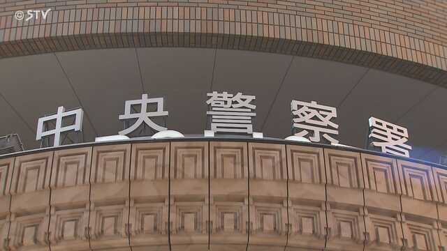 札幌・中央警察署は2025年7月28日、無免許過失運転致傷とひき逃げの疑いで、住所不定の男（25）を逮捕しました。