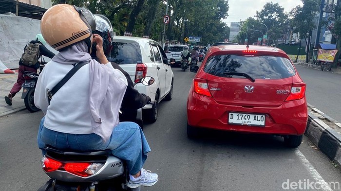 Scene at Gatot Soebroto Street, Bandung City.