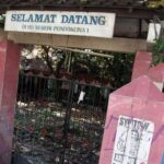 Seperti ini kondisi SDN Pocin 1 yang terletak di Jalan Margonda Raya, Depok, Jawa Barat, Senin (9/6/2025). SDN Pocin 1 tidak terawat dan terlihat dedaunan membusuk di halaman gedung.