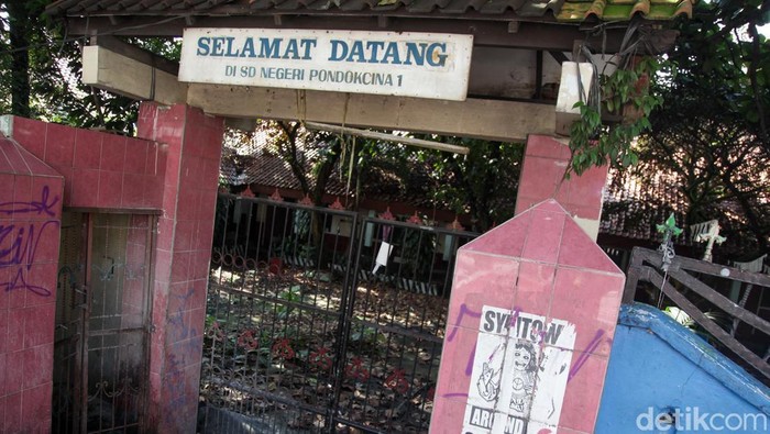 Seperti ini kondisi SDN Pocin 1 yang terletak di Jalan Margonda Raya, Depok, Jawa Barat, Senin (9/6/2025). SDN Pocin 1 tidak terawat dan terlihat dedaunan membusuk di halaman gedung.