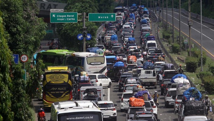 Severe traffic congestion on the Merak Toll Road, Banten, Sunday (4/7/2024). Travelers moved only 2 km in 7.5 hours.