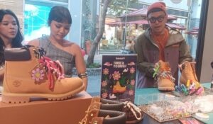 Keseruan program global Timbs it Yourself di store Timberland PVJ Bandung, Jumat (25/7/2025).