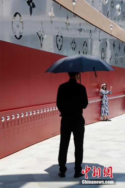 On June 27, tourists posed for photos near the 'Louis Giant Ship.' Recently, Louis Vuitton's (LV) new conceptual landmark, the 'Louis Giant Ship,' appeared on the streets of Shanghai. This is the brand's third art-inspired landmark globally, following Paris and New York, and the only one designed in the shape of a 'giant ship.'