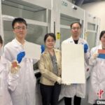 北京时间7月2日深夜，上海交通大学团队领衔的AI热辐射超材料科研成果登上《自然》(Nature)，图为研究团队进行材料展示，左三是周涵教授。(上海交通大学供图)