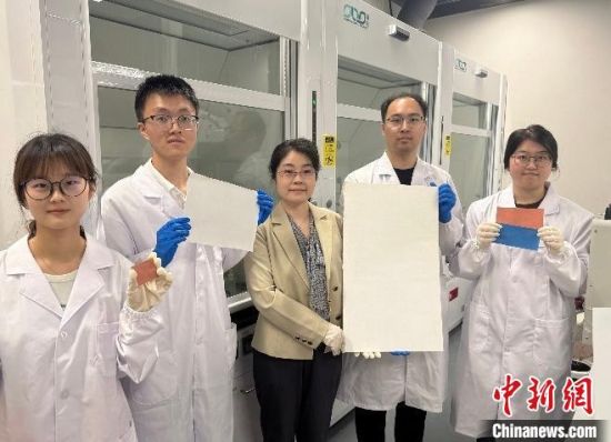 北京时间7月2日深夜，上海交通大学团队领衔的AI热辐射超材料科研成果登上《自然》(Nature)，图为研究团队进行材料展示，左三是周涵教授。(上海交通大学供图)