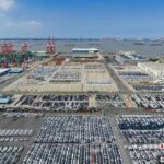 7月16日，上海外高桥港区等待装船出口的新车。 谢宗赢 摄