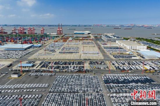 7月16日，上海外高桥港区等待装船出口的新车。 谢宗赢 摄