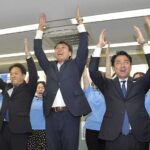 当選が確実となり、万歳で喜ぶ脇氏＝２０日午後８時１０分ごろ、横浜市中区の事務所