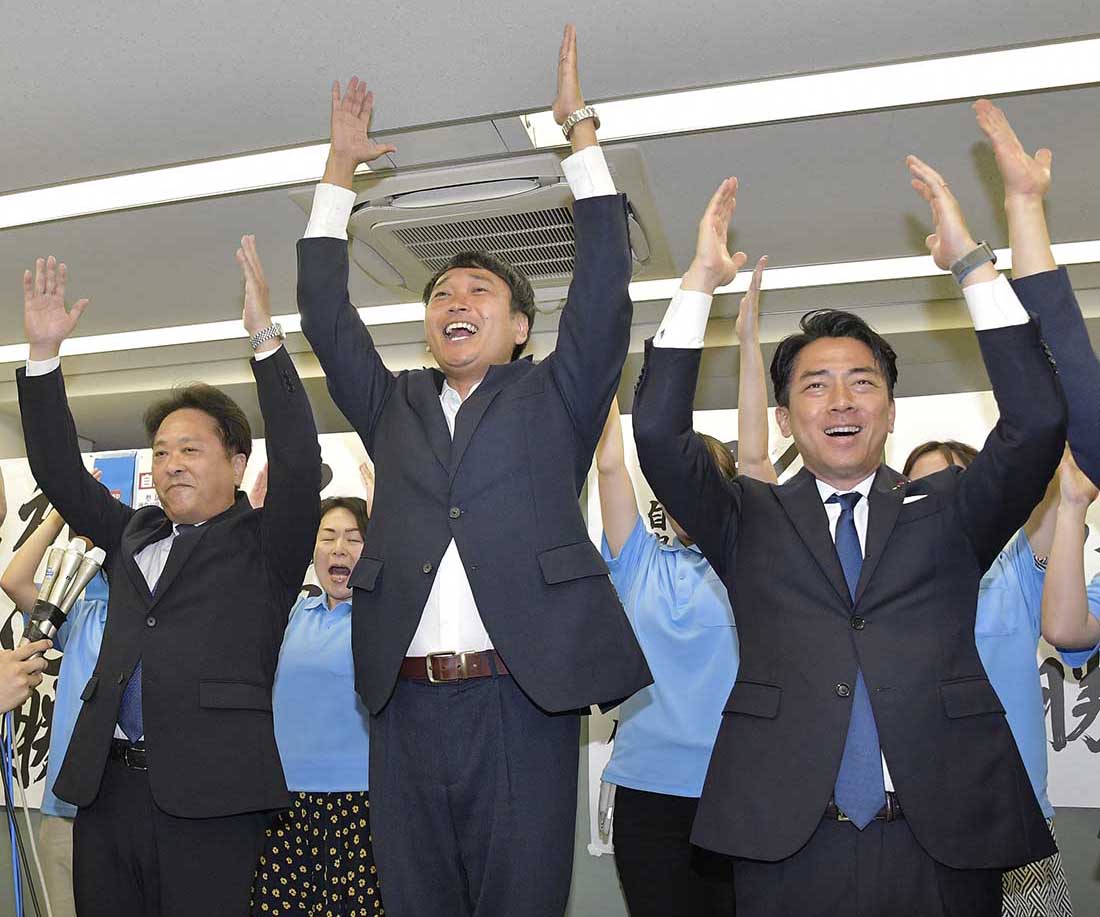 当選が確実となり、万歳で喜ぶ脇氏＝２０日午後８時１０分ごろ、横浜市中区の事務所