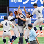 ３年ぶり２１回目の優勝を決め、喜ぶ横浜ナイン＝横浜