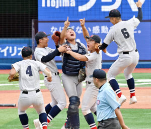 ３年ぶり２１回目の優勝を決め、喜ぶ横浜ナイン＝横浜