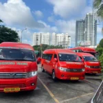 Xe đưa đón cán bộ đến TP.HCM làm việc - Ảnh: HÙNG QUỐC
