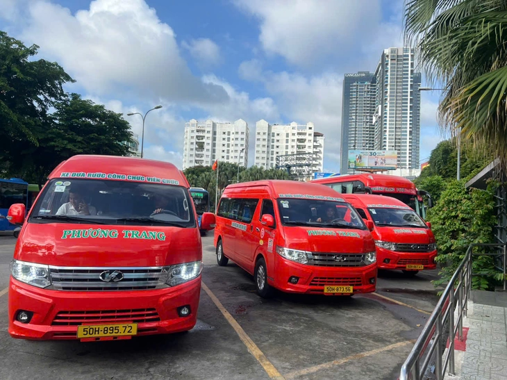 Xe đưa đón cán bộ đến TP.HCM làm việc - Ảnh: HÙNG QUỐC