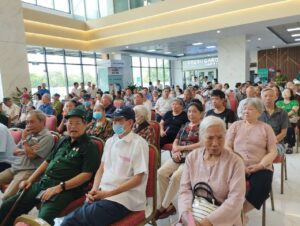 Đông đảo người có công phường Tây Mỗ tham dự chương trình thăm khám sức khỏe, cấp thuốc miễn phí. Ảnh: Duy Kiên