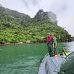 Lực lượng Bộ đội biên phòng cửa khẩu cảng Hòn Gai vẫn đang nỗ lực tìm kiếm các nạn nhân trong thời tiết xấu vào chiều 20-7 - Ảnh: VIỆT ANH