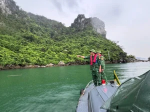 Lực lượng Bộ đội biên phòng cửa khẩu cảng Hòn Gai vẫn đang nỗ lực tìm kiếm các nạn nhân trong thời tiết xấu vào chiều 20-7 - Ảnh: VIỆT ANH