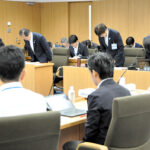 教職員の不祥事を受けて謝罪する横浜市教委幹部＝２６日、市会
