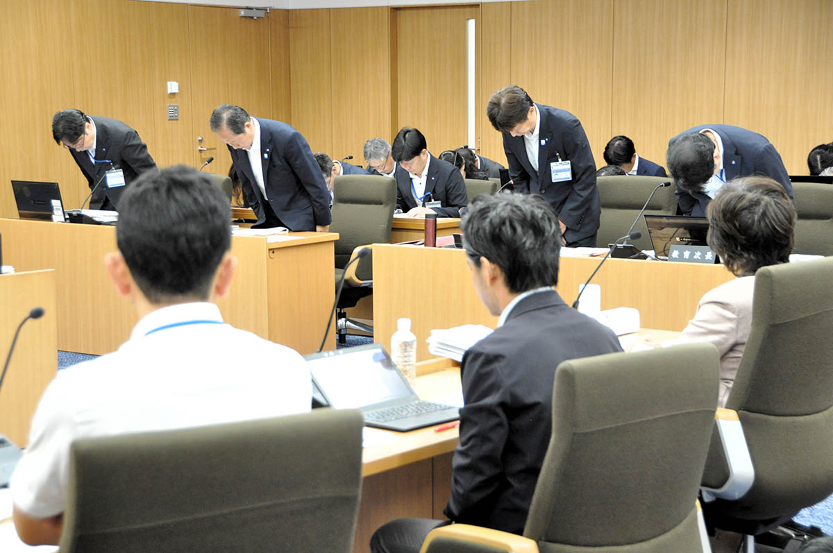 教職員の不祥事を受けて謝罪する横浜市教委幹部＝２６日、市会
