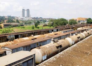 貨物輸送が主体のウガンダの鉄道。線路には石油輸送のタンク車や穀物などを載せる貨車が並ぶ＝カンパラ駅