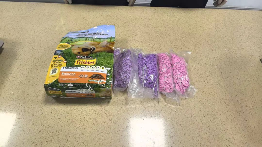 „Tödliches Hundefutter! Zoll beschlagnahmt 1,6 kg Ecstasy in Tierfutter-Paket“