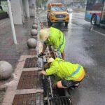 九龙坡区排水工人正在进行处置工作。受访单位供图