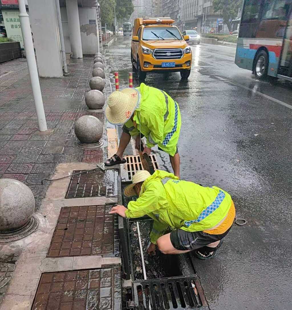 九龙坡区排水工人正在进行处置工作。受访单位供图