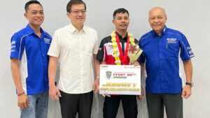 Robert Simanulang (no 2 kanan) diabadikan bersama dengan Presdir PT Alfa Scorpii, Harta Sutanto, Kacab PT Alfa Scorpii Tanjungmorawa Suprianto, dan Manager Edukasi PT Alfa Scorpii Zainal Arifin. (istimewa)