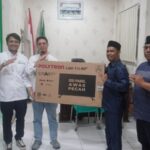 Officer SCR & Humas UBP Labuhan Angin, Anjar Jumata S, didampingi Officer Sarana & Sipil, Angga Nuzul Herlambang menyerahkan bantuan ke STIE Al-Washliyah Sibolga-Tapteng.