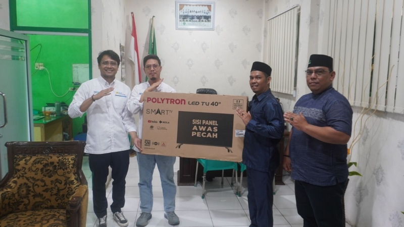 Officer SCR & Humas UBP Labuhan Angin, Anjar Jumata S, didampingi Officer Sarana & Sipil, Angga Nuzul Herlambang menyerahkan bantuan ke STIE Al-Washliyah Sibolga-Tapteng.