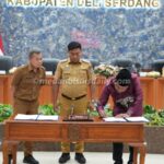 Melakukan penandatanganan Perda RPJMD oleh, wakil Bupati Lom Lom Suwondo tengah, dan wakil ketua I DPRD Deli Serdang, Agustiawan Saragih, kanan pakai batik, beserta PLT Sekwan Iwan Salewa, kiri. (manahan dalimunthe)