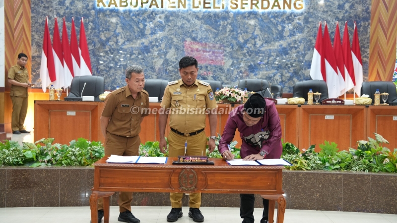 Melakukan penandatanganan Perda RPJMD oleh, wakil Bupati Lom Lom Suwondo tengah, dan wakil ketua I DPRD Deli Serdang, Agustiawan Saragih, kanan pakai batik, beserta PLT Sekwan Iwan Salewa, kiri. (manahan dalimunthe)