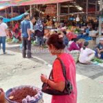 Suasana di Pasar Pangururan, Samosir, Rabu (6/8/2025). Rata rata harga komoditas bahan pokok naik. (robin nainggolan)