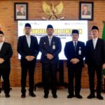 Gubernur Sumut Bobby Nasution, Sekdaprov Sumut Togap Simangunsong foto bersama dengan Direksi Tirtanadi dan Dewan Pengawas PD AIJ yang dilantik, Jumat (8/8/2025).