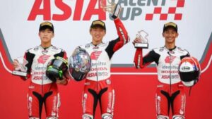 Pebalap muda berbakat dari tim Honda Indako FIF Adira Summit Oto MCF Aspira KYT Racing Team M Badly Ayatullah (tengah) siap melanjutkan perjuangannya di seri Kejurnas Motorprix berikutnya.