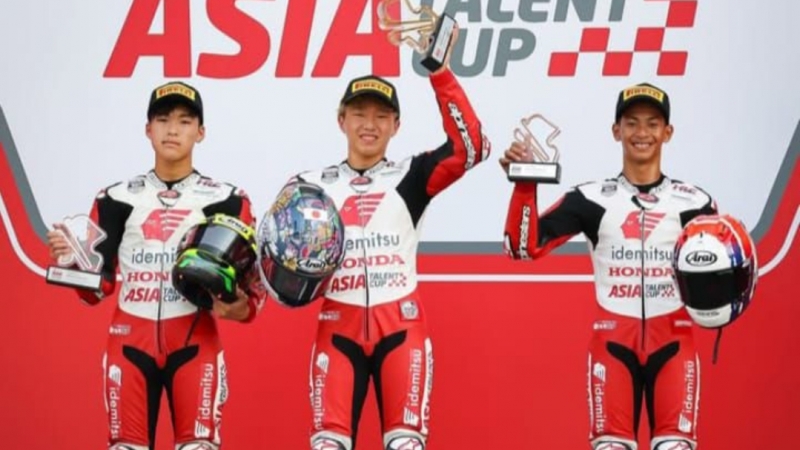 Pebalap muda berbakat dari tim Honda Indako FIF Adira Summit Oto MCF Aspira KYT Racing Team M Badly Ayatullah (tengah) siap melanjutkan perjuangannya di seri Kejurnas Motorprix berikutnya.